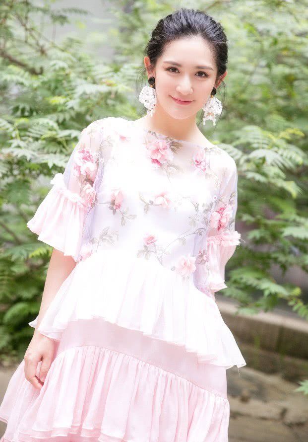 谢娜穿一袭粉裙子真少女，耳环也很时尚，只是全被一双鞋子毁了!