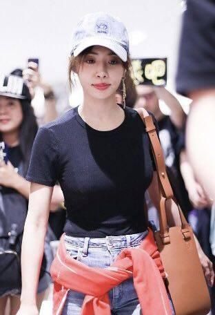 奚梦瑶才是穿小心机露背装的鼻祖，蔡依林机场秀一对比输太惨