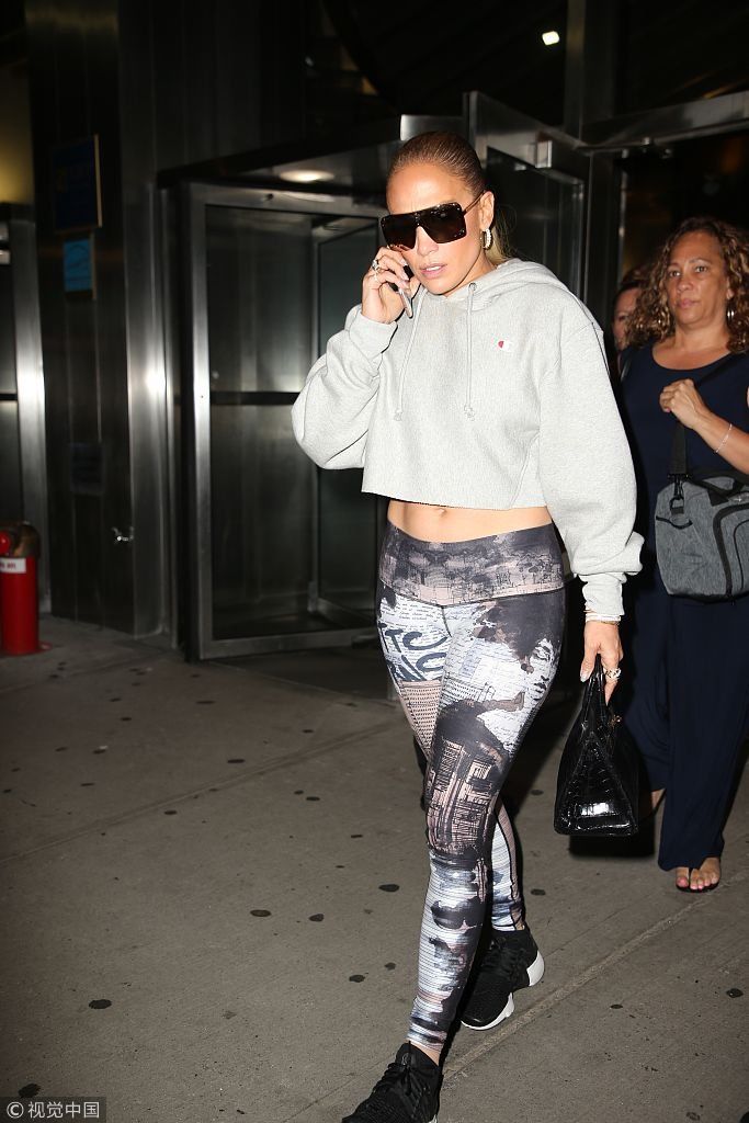 詹妮弗洛佩兹获豪车接驾气场十足 腰有腹肌腿有赘肉身材”反人类