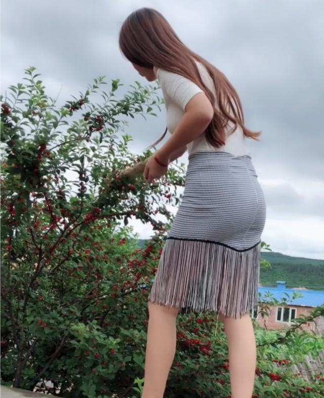 乡下的小姐姐穿上肉色丝袜，纯朴与性感不矛盾?