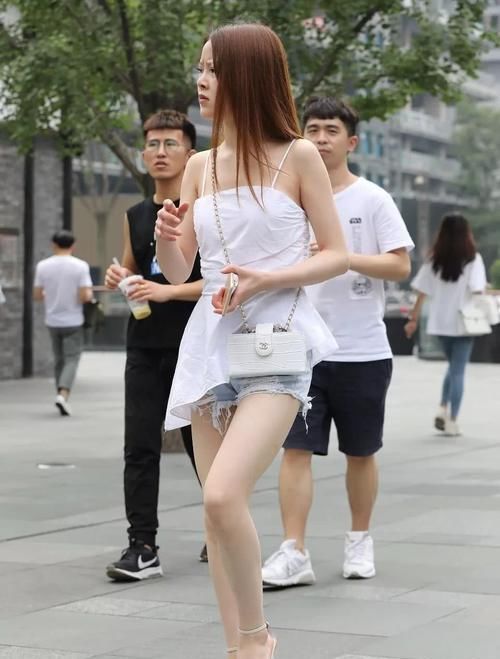  「低调」街拍：低调中带点小性感，百变衬衫该这么穿！