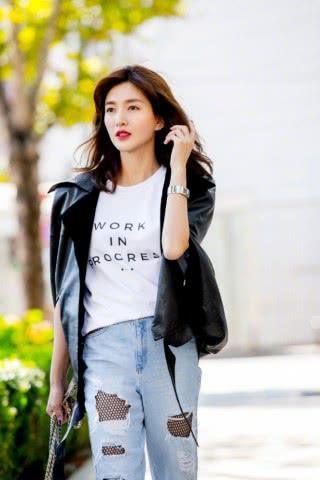 江疏影难得穿长裙去机场，不想却被胯部抢镜，网友：这也太宽了吧