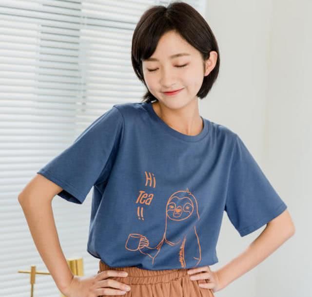  #气质#不想穿得太花哨，又怕黑白灰显老？试试高级的雾霾蓝，特别显气质