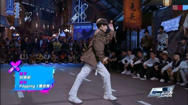  [蔡徐坤]她曾和易烊千玺、蔡徐坤一起参加选秀节目，如今两人都当过她导师