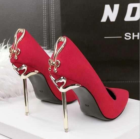 要想有女人味一点，首先得有一双性感的细跟尖头高跟鞋