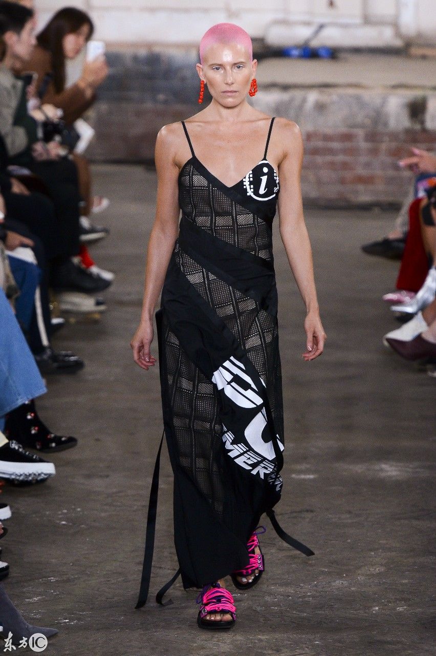 个人看过的最另类时装秀，堪称奇葩，这样我也可以做设计师