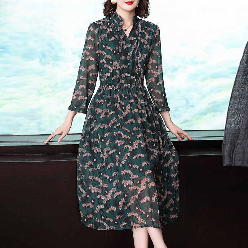 40多岁的女人丢掉妈妈装!现在流行这几款秋裙，美的一愣一愣的