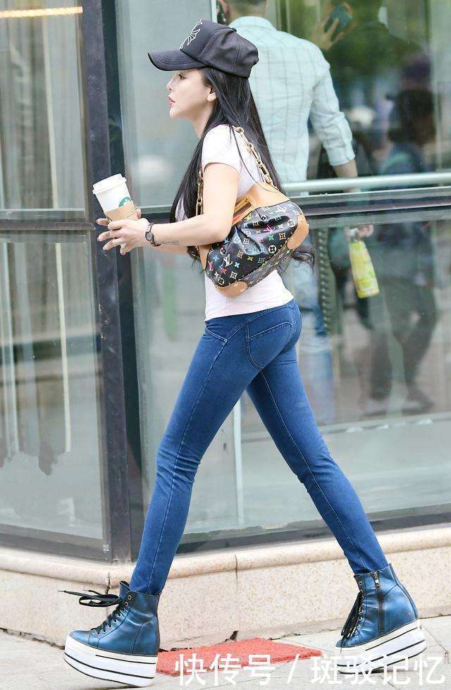 街拍：紧身牛仔裤穿在身材出众小姐姐身上， 尽显修长的美腿