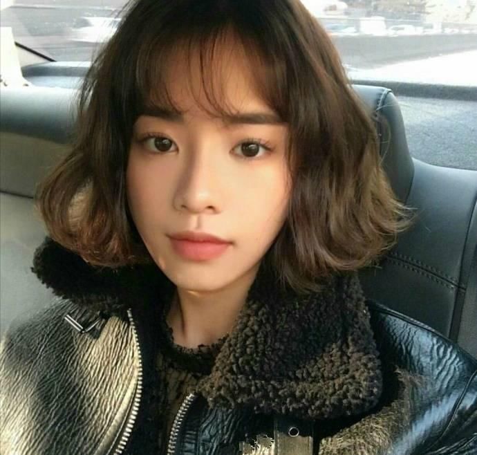 哪些发型对于女生来说是最百搭的，而且还能显脸小?