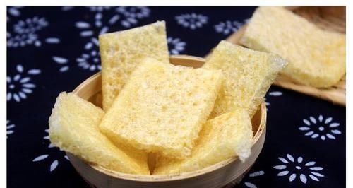  『一炮而红』“油炸猪皮”在纽约一炮而红，长度可达1米，许多老外排队去吃