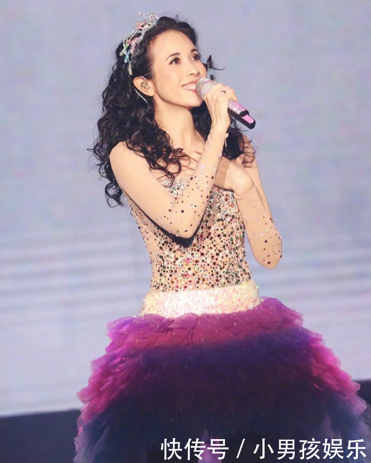 莫文蔚的裙子一扯剩裸色丝袜，比年轻人还会玩，在哪里买的？