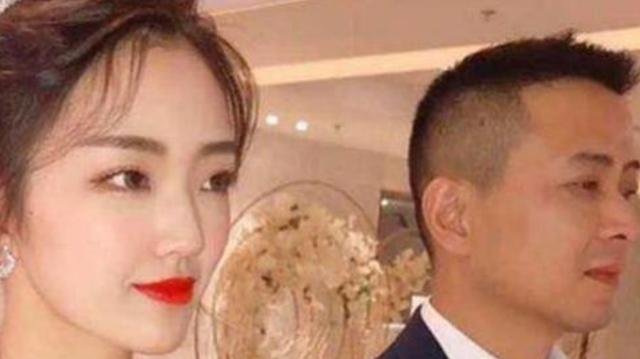  [父母]最年轻岳父走红，挽着新娘被误认为新郎，女儿真不是新郎