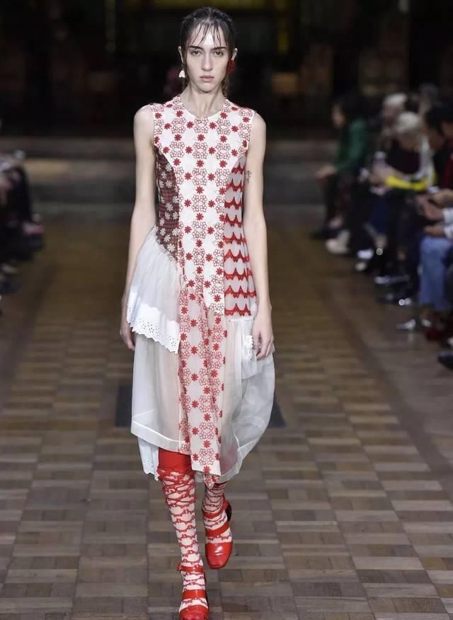  『穿着』只要穿着Simone Rocha，就可以一直做少女哦