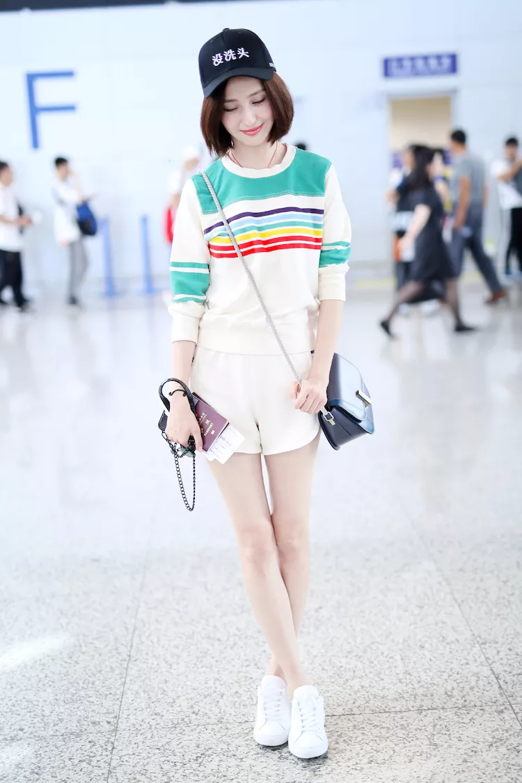 佟丽娅为了秀腿，裤子短到不能再短了，网友：没洗头还这么张扬