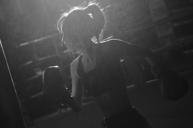 拳击少女姚笛来袭！运动内衣大秀好身材，黑白色诱惑满满！