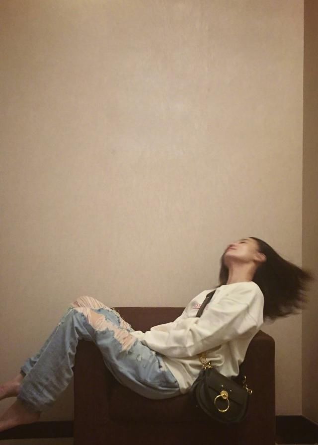 宋佳赤足斜坐沙发，爱你的小脚丫