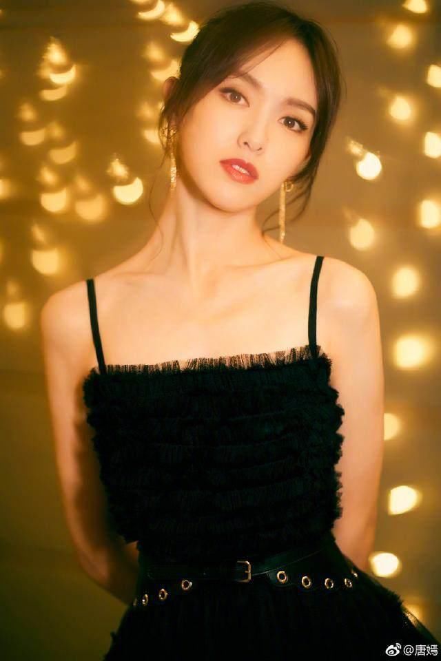 唐嫣太拼了!短裤提太高都快推根了 网友:罗晋能驾驭得了?