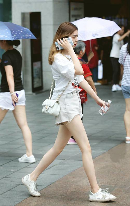 路人街拍，小姐姐穿着干练又时尚，窈窕身姿尽显典雅诱人的魅力！