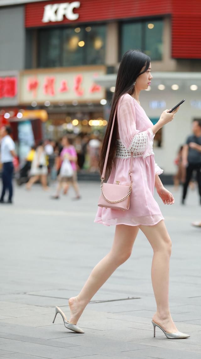 街拍路人，连衣裙的穿搭风格，粉色是最受欢迎的颜色