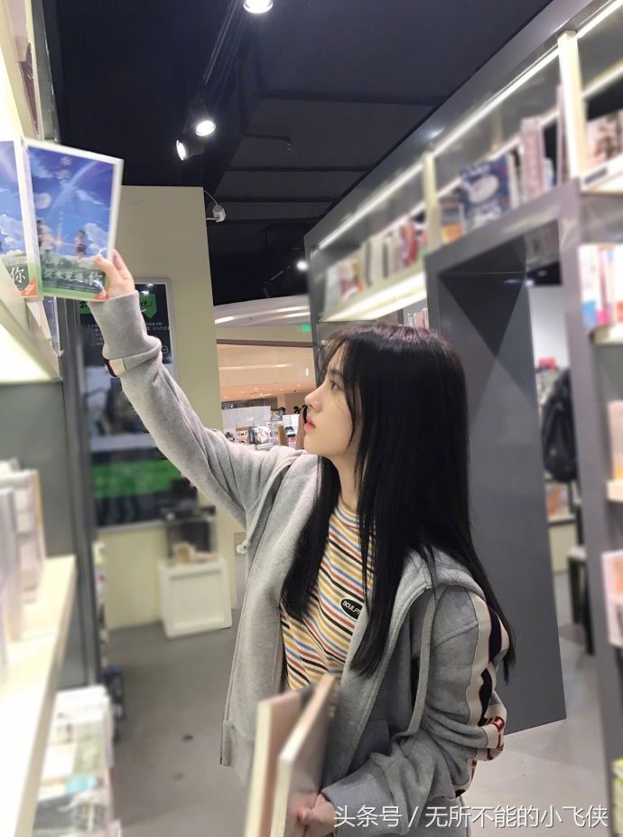 鞠婧祎运动装逛书店，网友:女神大大真好看