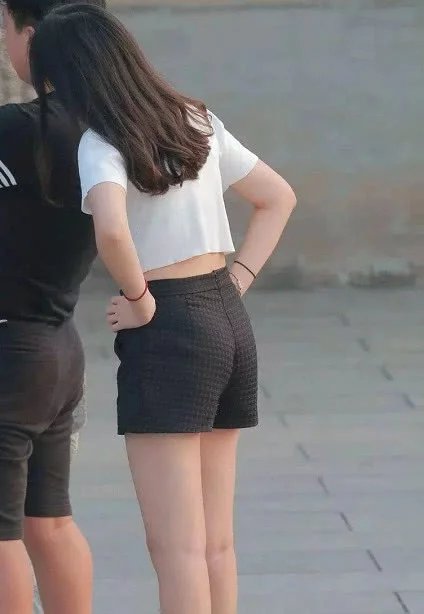 玩耍中的小姐姐被路人吸引，网友：就你这身段，谁看见了都会把你