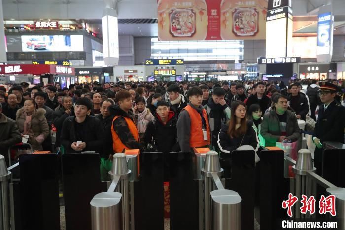  专列■快递员春运专列上海启程 免费送“小哥”返乡团圆