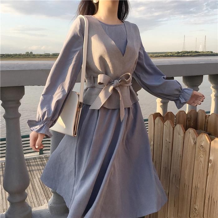 马上国庆了，出门游玩千万别穿碎花裙!瞧这港风套装，减龄又方便