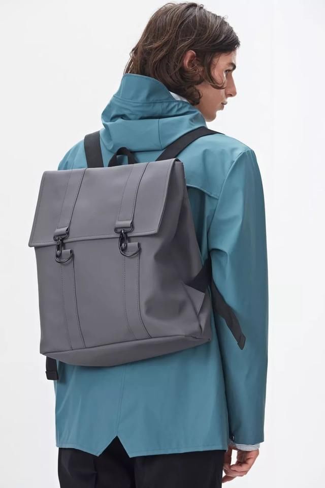 女生别只顾打扮自己!快扔掉男友的小学生书包