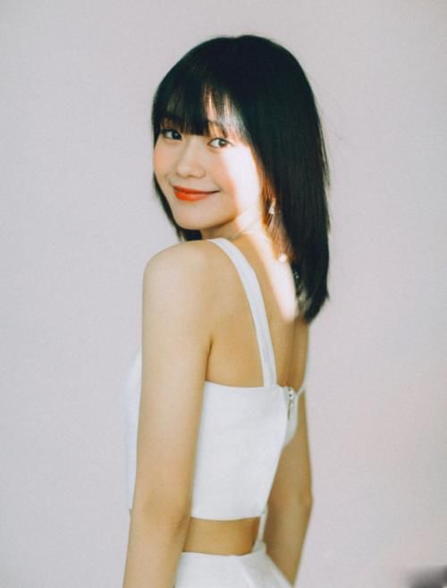  「段奥娟」段奥娟真是敢穿！穿一件白色短款小吊带，“巴掌腰”更是吸睛