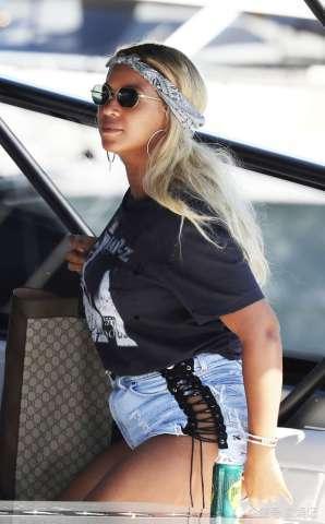 碧昂斯前往法国尼斯度假，天后就是天后，穿搭得比谁都时尚！