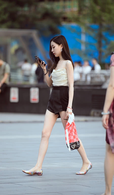 街拍：身材苗条有型的小姐姐，搭配上秀出个性秀出自我！