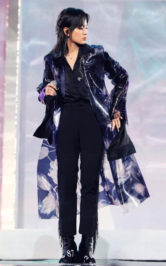 周笔畅把衬衣反着穿舒服吗?搭配高腰黑皮裤，穿出二七分身高比!