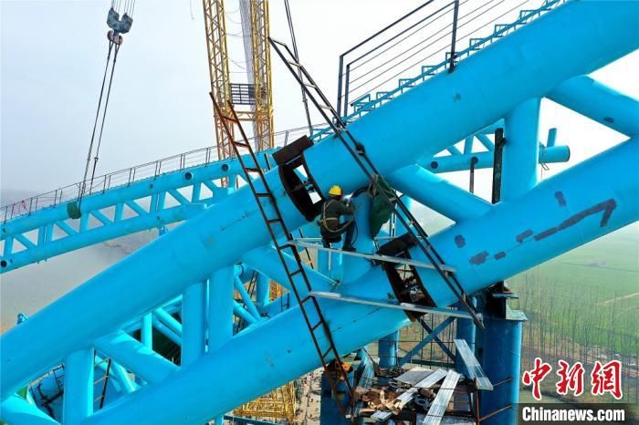  盐通铁路跨■中国在建高铁最大跨度连续梁拱桥顺利合龙