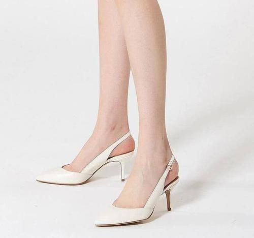 小猫跟后空凉鞋,性感的尖头设计,勾勒出纤细的脚背线条