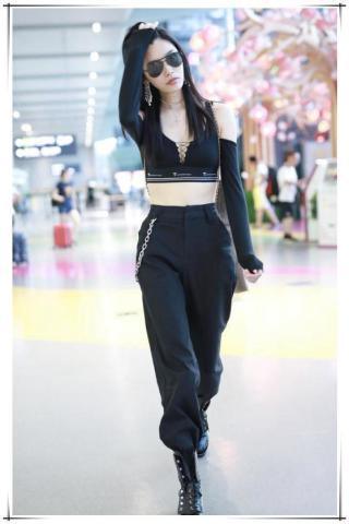 奚梦瑶这么开放？穿个“内衣”就来机场，网友：越暴露越时尚？