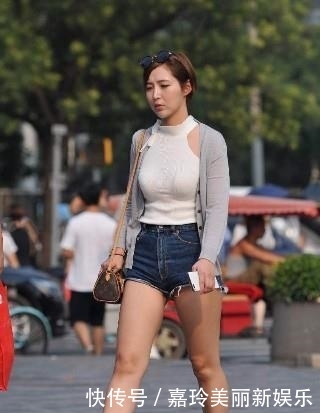  「针织衫」街拍：紧身针织衫搭配牛仔热裤，展现魅力女人气质