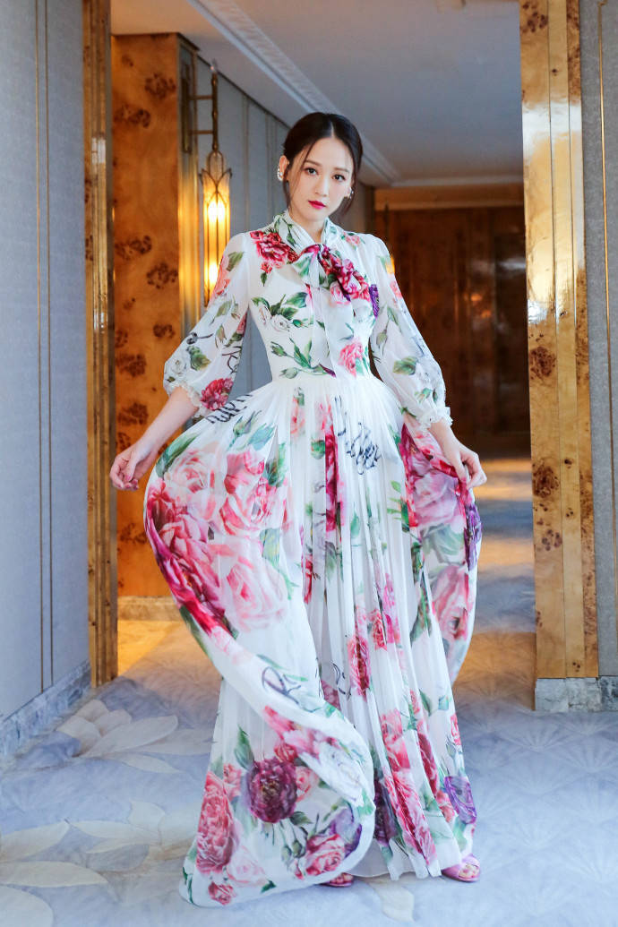 本以为迪丽热巴的印花裙最美，当看到陈乔恩的印花裙才最惊艳！