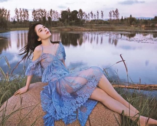 她曾红毯上“一摔成名”，被誉为最美程英，颜值气场不输热巴！