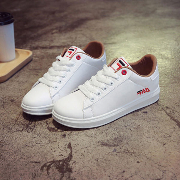 怪不得老婆不穿高跟鞋,刚上新的“小白鞋”,简约舒适忒洋气