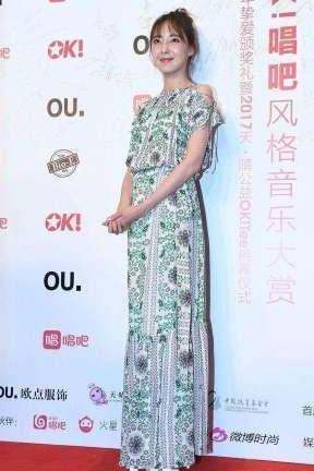 郁可唯真拼命！穿的是裙子也未免太紧了吧 网友：里面的都遮不住