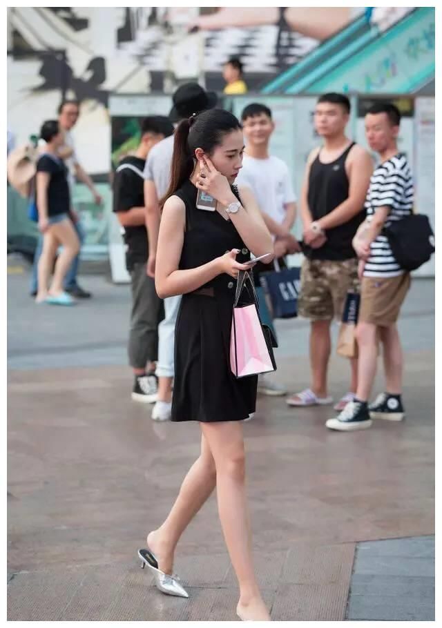 街拍：图1吊带连衣裙，图2抹胸开叉裙，图3气质优雅出众！