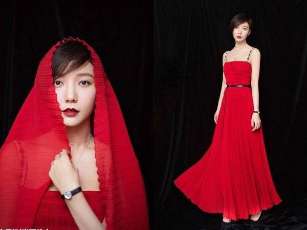 王珞丹嫌鞋子太高，索性脱掉光着脚丫走阳台，网友：女神悠着点！