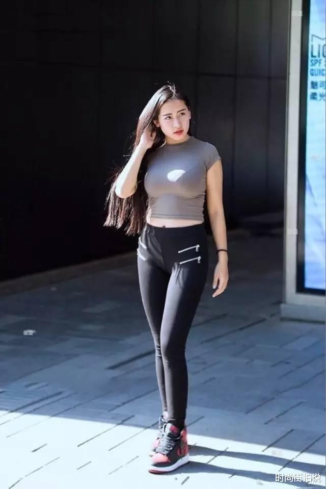 亮眼|街拍 :偶遇邻家女孩,简约的“运动装”,这条街属她最亮眼