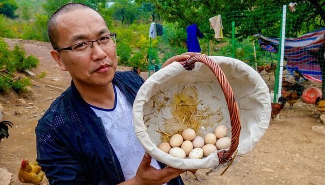  #承包#男子承包百亩荒山，放养土猪、土鸡年入100万，笑称赚钱靠