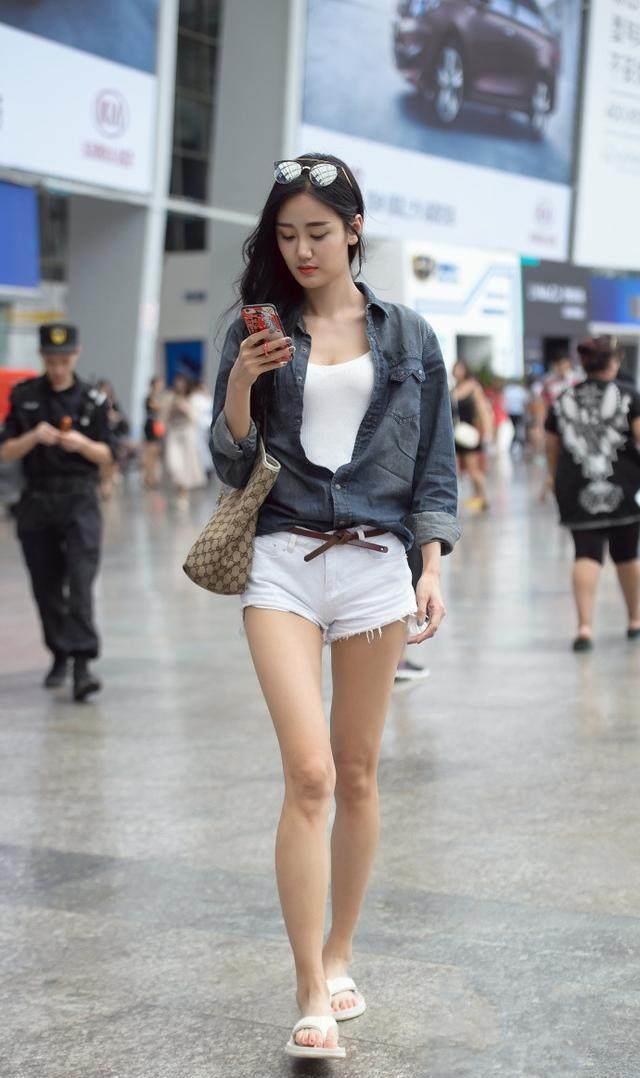 街拍：女人最美的时候就是秀身材美腿的时候！