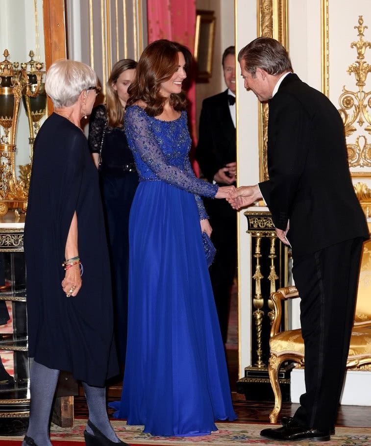 『风采』英国凯特王妃出席活动,一天两次换装,红色和宝蓝色各有风采