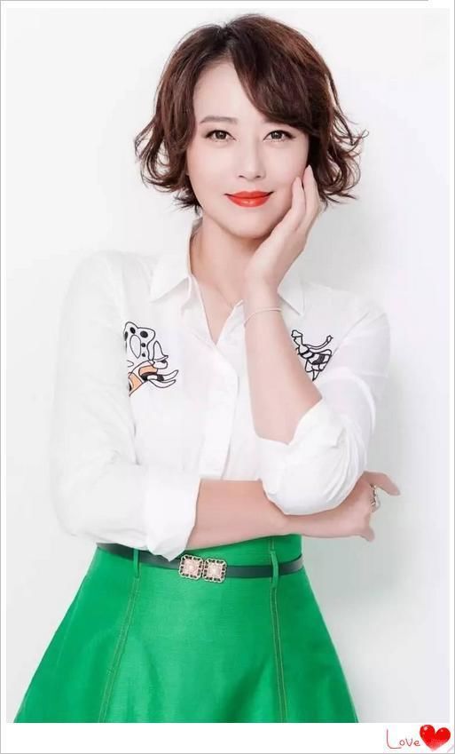 周海媚不过穿了件花裙子，就51岁嫩成21了，让20岁小姑娘怎么穿啊