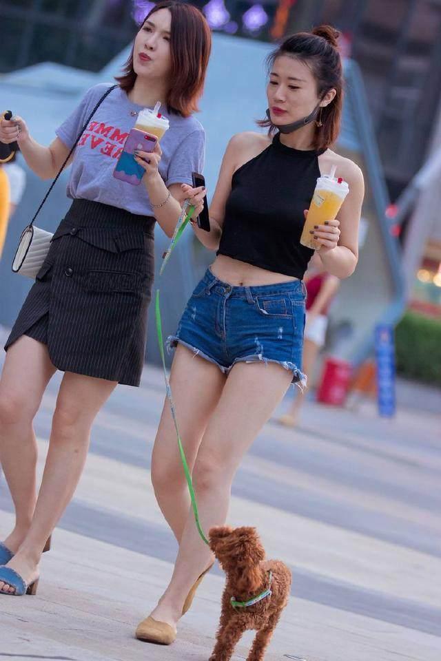 街拍：白皙高挑的小姐姐，T恤配裙子张扬女人个性与时尚感！