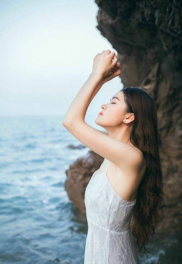 吊带美女性感大胸海边迷人写真图片