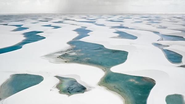 巴西神秘沙漠,突然出现数千湖泊,如同璀璨绿宝石